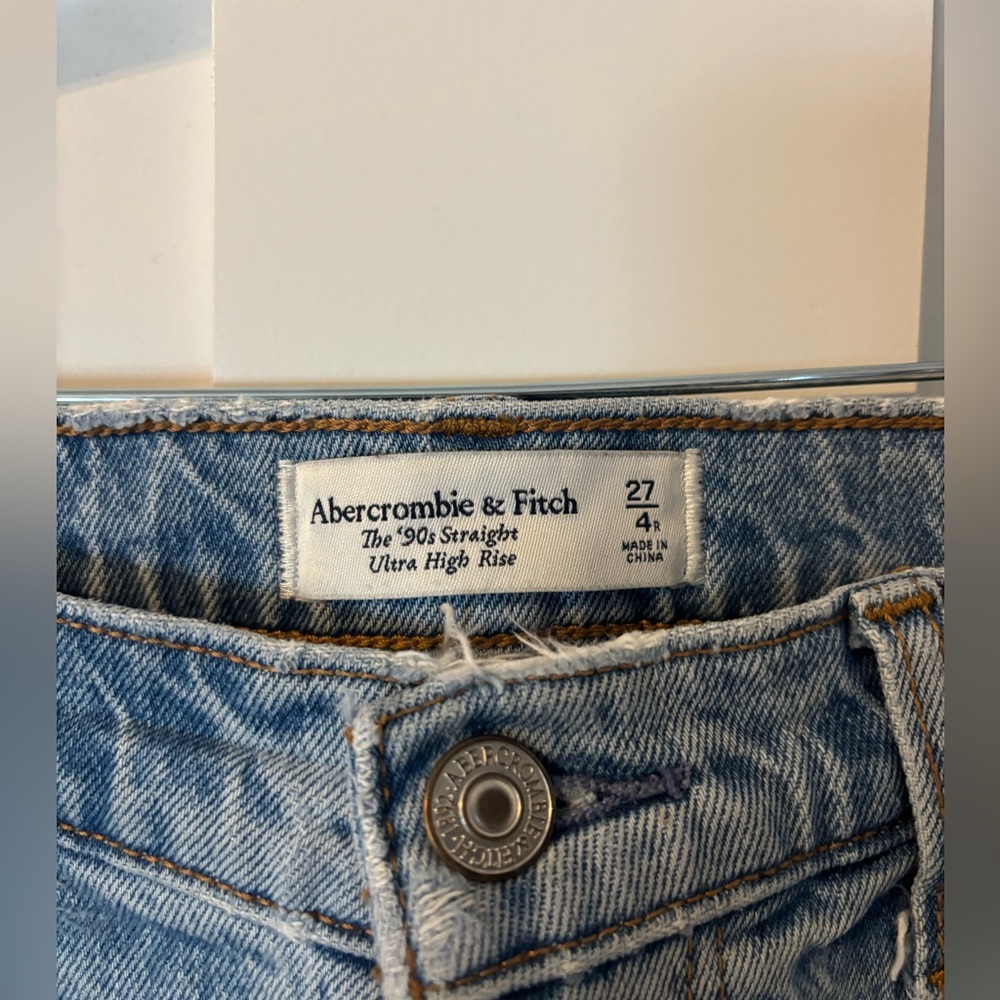 Abercrombie 90’s Straight Ultra High-Rise Jeans with Side Slit
âž˝ a&f - Picture 5 of 6